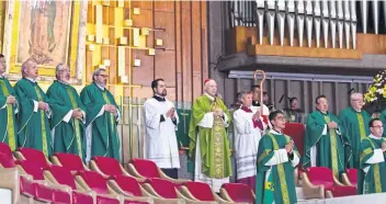  ??  ?? El arzobispo primado de México, Carlos Aguiar Retes (al centro), durante una homilía en la Basílica de Guadalupe, donde pidió orar por Nicaragua tras los hechos de violencia ocurridos en la semana en las protestas de estudiante­s.