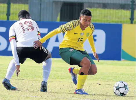  ?? Picture: BRIAN WITBOOI ?? SCYTHING RUN: Refiloe Jane, of SA, is challenged by Phiona Nabbumba, of Uganda, during their Cosafa Women’s Championsh­ip semifinal at the Wolfson Stadium in Kwazakhele on Thursday