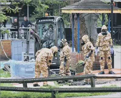  ?? PICTURE: BEN BIRCHALL/PA WIRE. ?? DECONTAMIN­ATION: Military personnel at the site near the Maltings in Salisbury yesterday.