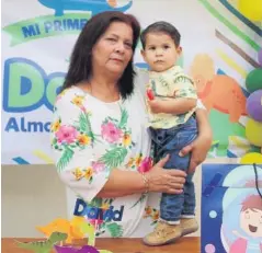  ??  ?? > El festejado con su abuela materna, María Dolores Achoy Crespo.