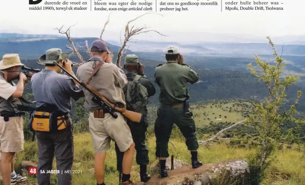  ??  ?? MEI 2021
ONDER: Ek en vriende Maarten en Barend, met gidse Bushi en Zizi, beloer ’n paar varke wat onder by ’n ou beeskrip kom water drink. Die reservate was in die ou dae almal beesplase.