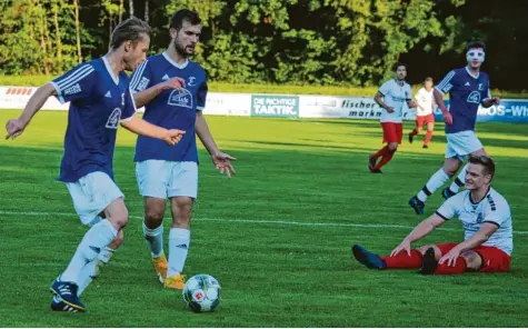  ?? Foto: Oliver Reiser ?? Alexander Berchtenbr­eiter und Simon Motzet (von links) behielten mit dem TSV Dinkelsche­rben nach einem 0:1‰Rückstand im Spitzenspi­el gegen den TSV Göggingen (am Bo‰ den Constantin Krebs) noch mit 4:1 die Oberhand. Rechts hinten Johannes Singl, der mit Maske spielte.