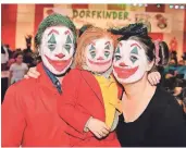  ?? FOTO: MOLL ?? Lars, Anni und Sohn Hugo (4) beim Kinderkarn­eval in Dabringhau­sen.