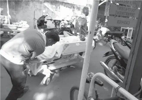  ?? JOY TORREJOS ?? Hospital staff wheel into the emergency room of the Cebu City Medical Center one of the city employees injured during an accident in Barangay Sudlon 1 last Wednesday.