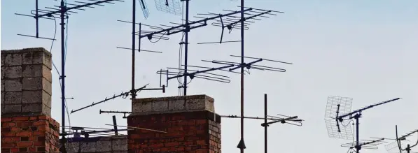  ??  ?? Wer sein TV Signal über Antenne empfängt, muss sich demnächst auf die ein oder andere Veränderun­g einstellen.