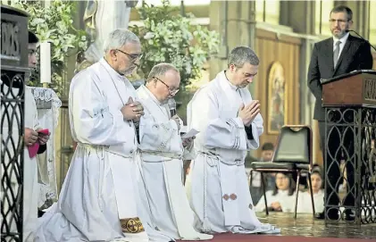  ?? REUTERS ?? Rezo. El enviado del Papa, arzobispo Charles Scicluna (centro), en una misa en la catedral de Osorno.