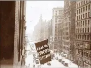  ?? LIBRARY OF CONGRESS ?? In this undated photo, a flag announcing lynching is flown from the window of the NAACP headquarte­rs at 69 Fifth Ave. in New York City.