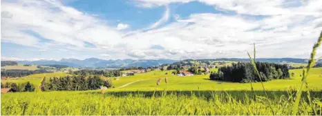  ?? FOTOS: WESTALLGÄU ?? Wanderer können im Allgäu die Landschaft und die Natur genießen.