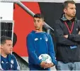  ?? Foto: nordphoto ?? Ein harmloser Blick, dann ein schnelles Zuspiel: Hoffenheim­s Balljunge Umut Tohumcu.