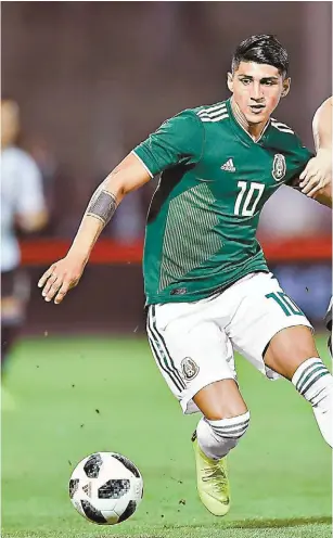  ?? IMAGO7 ?? Alan Pulido disputa la pelota con Nicolás Tagliafico.