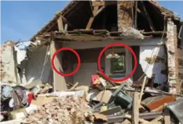  ?? FOTO JOGE ?? Op de foto na de instorting zijn de wandklok (links) en de spiegel te zien die de dief heeft meegenomen.
