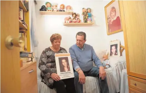  ?? // INÉS BAUCELLS ?? Luisa Vera y Juan Bergua, en la habitación de su hija Cristina