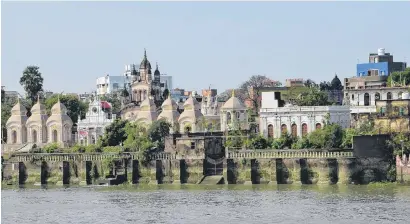  ?? PHOTOS: SANDIP HOR ?? Beauty . . . The Ganges riverbank is dominated by temples.