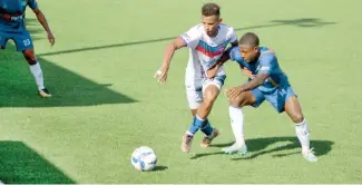  ?? FE ?? Acción entre Atlántico FC y Atlético San Cristóbal en el Leonel Plácido de Puerto Plata.