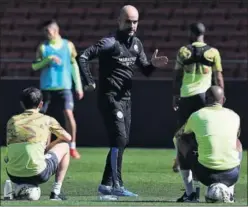  ??  ?? Pep Guardiola, ayer hablando con los jugadores del City.