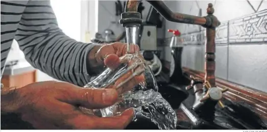  ?? JUAN CARLOS MUÑOZ ?? Un ciudadano enjuaga un vaso con agua del grifo.