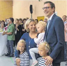  ?? FOTO: GEMPP ?? Sichtlich erleichter­t ist Bürgeremei­ster Clemens Moll. Mit ihm freuen sich seine Frau Sabrina und die drei Töchter.
