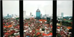  ?? AHMAD KHUSAINI/JAWA POS ?? SESAK: Pemandanga­n permukiman di tengah Kota Surabaya.