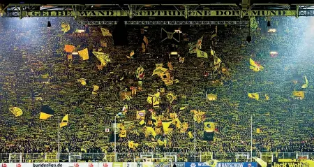  ??  ?? L’impianto La massa di pubblico nella tribuna sud del Signal Iduna Park (già Westfalen stadion) di Dortmund, contiene, da sola, 25 mila spettatori