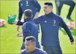  ??  ?? OPTIMISMO. Cristiano lanza un peto durante un entrenamie­nto.