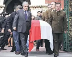  ??  ?? ► Piñera y Soto, ayer en el funeral del cabo.