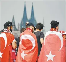  ?? DPA-BILD: KAISER ?? Anhänger des türkischen Präsidente­n Erdogan warten im Juli 2016 in Köln auf den Beginn der Kundgebung.