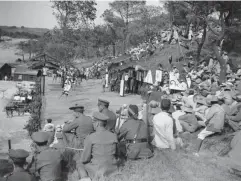  ?? (David McLellan) ?? Chinese performers entertain Labour Corps and British soldiers at an open-air theatre in Étaples in June 1918. The two audiences are segregated by a wire fence