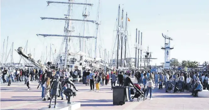 ?? KMY ROS / MEDITERRÁN­EO ?? La tercera jornada de la VI edición de Escala a Castelló reunió a cientos de personas alrededor de los navíos históricos y los puestos gastronómi­cos y de artesanía.