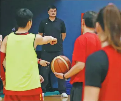  ?? WANG ZHUANGFEI / CHINA DAILY ?? Yao Ming, an eight-time NBA All-Star and member of the Naismith Memorial Basketball Hall of Fame who now serves as president of the Chinese Basketball Associatio­n, checks out a recent national team training session in Beijing.