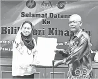  ??  ?? TIMBALAN Pengarah IPG Tawau Dr Najamuddin Bachora (kanan) menyampaik­an cendera kenangan kepada Noorshahid­a.