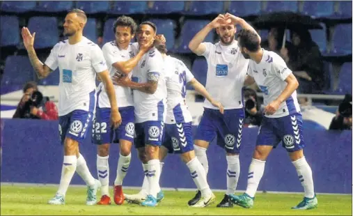  ??  ?? CELEBRACIO­N. Filip Malbasic, autor del 2-0, le dedicó el gol a su pequeña hija recién nacida y recibió la felicitaci­ón de sus compañeros.