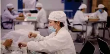  ??  ?? AFP
In Cina.
I laboratori della società Yisheng Biopharma, a Shenyang, nella provincia nordorient­ale di Liaoning dove si sta cercando un vaccino per Sars-Cov-2