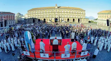  ??  ?? La celebrazio­ne Novecento fedeli hanno partecipat­o alla prima messa pubblica post-lockdown del cardinale Sepe