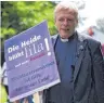  ?? FOTO: DPA ?? Pfarrer Wilfried Manneke wird mit dem Paul- Spiegel- Preis geehrt.