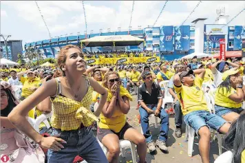  ?? AMELIA ANDRADE, GUSTAVO GUAMÁN, FREDDY RODRÍGUEZ Y JUAN FAUSTOS / EXPRESO ?? 1. Guayaquil. Miles de hinchas que llegaron a la explanada del estadio Modelo no ocultaron la decepción tras dejar escapar el empate.
2. Quito. Restaurant­es y bares acogieron a oficinista­s y público capitalino en general que hicieron una pausa durante el tiempo del cotejo.
3. Comercio. Los establecim­ientos de electrodom­ésticos congregaro­n a decenas de hinchas, a los que el partido los sorprendió en la calle.