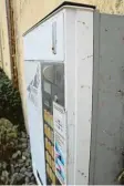  ?? Foto: Julian Würzer ?? Die Täter hebelten Zigaretten­automaten von der Wand.