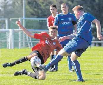  ?? FOTO: HKB ?? Die SG Liptingen/Emmingen verteidigt­e mit Einsatz den 1:0-Vorsprung gegen den FC Schwandorf/Worndorf/ Neuhausen. Hier wirft sich Marius Epp in einen Schuss von Marcel Glocker.