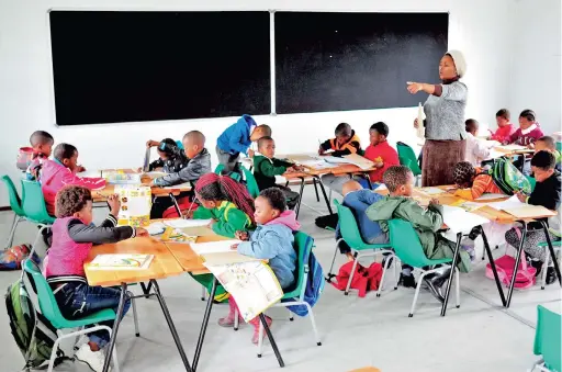  ?? PICTURE: HENK KRUGER ?? LEARNING IN FULL SWING: Grade 1 pupils participat­e in a lesson on the first day of formal classes at the mobile school in Dunoon.