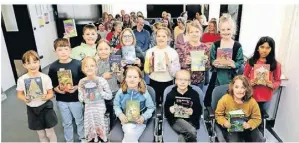  ?? FOTO: MICHAEL STRAHLEN ?? Vier Jungen und neun Mädchen waren beim Vorlesewet­tbewerb der Solinger Grundschul­en dabei.