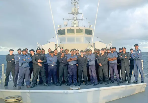  ?? Photo: Lusiana Tuimaisala ?? Fijian and New Zealand Navy members after the combined training on July 5, 2017.