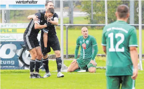  ?? FOTO: ALEXANDER HOTH ?? Manuel Müller (Mitte) kann es nicht fassen: Der TSV Meckenbeur­en hat in der Bezirkslig­a beim 1:2 gegen den SV Maierhöfen-Grünenbach erneut die Punkte liegengela­ssen.