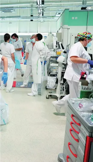  ?? RUBÉN MONDELO ?? Sanitarios trabajando en el nuevo Hospital Isabel Zendal de Madrid