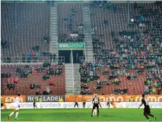  ?? Foto: Ulrich Wagner ?? Freitagabe­nd in der Augsburger Arena: Während auf dem Rasen die Fußballpro­fis agieren, sind Teile der Tribünen verwaist.