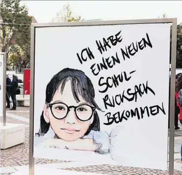  ?? PSEINER ?? In Graz macht die Volkshilfe mit Plakaten auf Kinderarmu­t aufmerksam