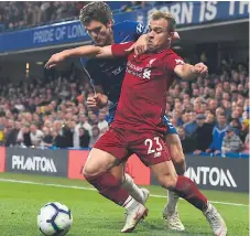  ??  ?? DUELO. Xherdan Shaqiri disputa el balón con el español Marcos Alonso.