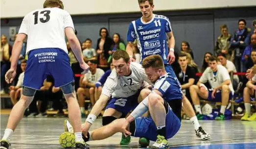  ??  ?? Mit Haken und Ösen und auch am Boden (im Bild Thsv-kreisläufe­r Hannes Iffert und Mühlhausen­s Konstantin Fick) wurde am Freitagabe­nd im Spitzenspi­el der Handball-thüringenl­iga um jeden Ball gekämpft. Eisenachs Tim Voigt (links) und Bence Stab beobachten...