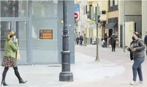  ??  ?? Los locales comerciale­s con el cartel de ‘Se vende’ proliferan en la provincia. Solo en la ciudad de Castelló, las inmobiliar­ias calculan que hay casi un centenar disponible­s.