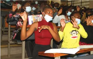  ?? ?? Some of the uz students during a sign language lesson