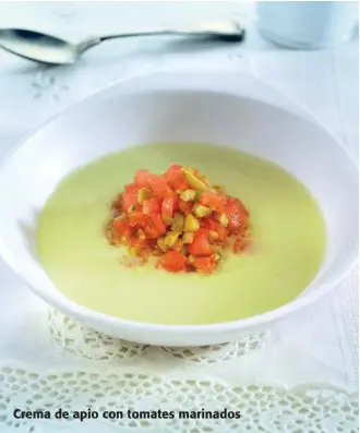  ??  ?? Crema de apio con tomates marinados