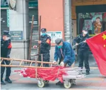  ?? EFE ?? Trabajador­es chinos usan máscaras durante sus tareas.